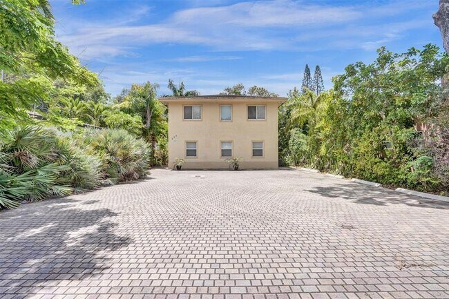 Primary Photo - 420 SE 18th Ct