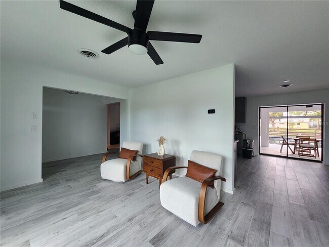 Building Photo - 900 Crestwood Rd