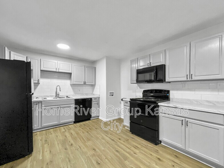 Building Photo - 7702 E 113th St