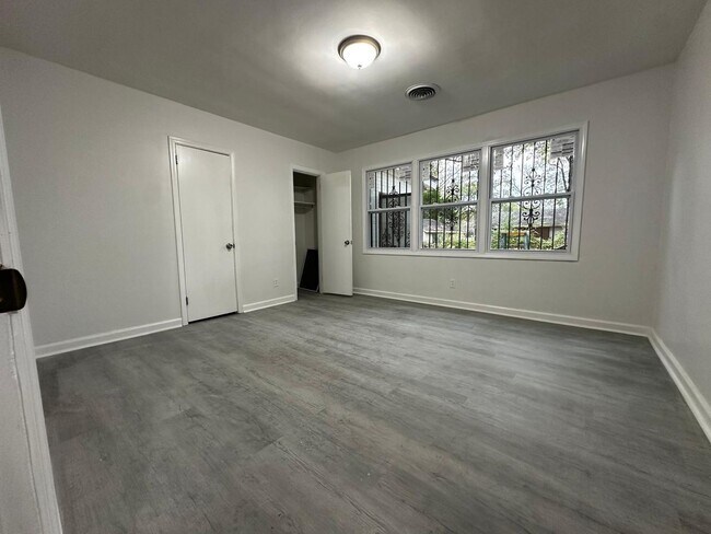 Building Photo - Spacious 5 Bed / 2 Bath home