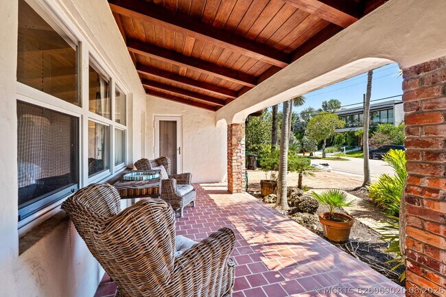 Building Photo - 627 Solar Isle Dr