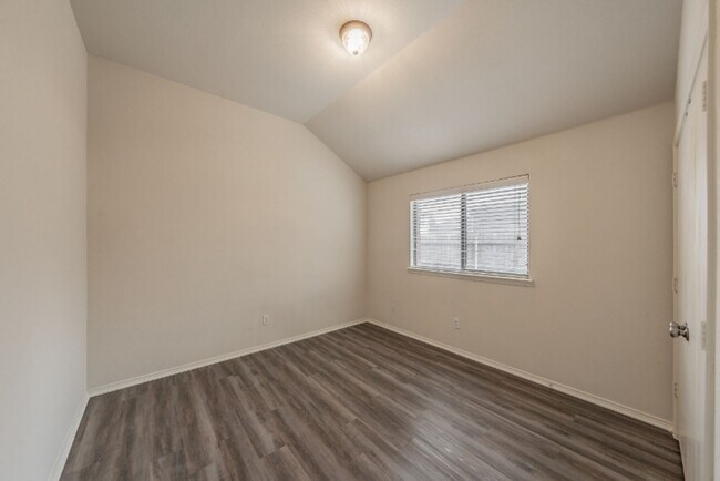 Building Photo - 636 Saddleway Dr