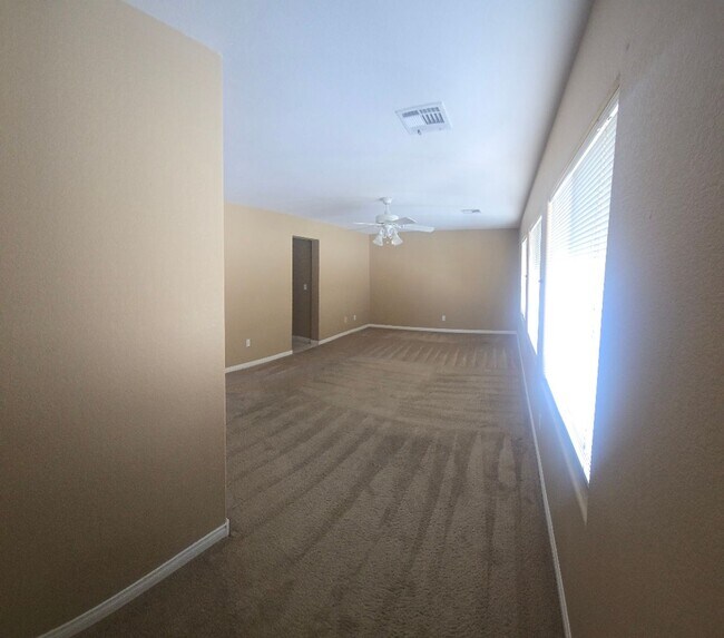 Building Photo - Beautiful 4 Bedroom Home in Mountains Edge