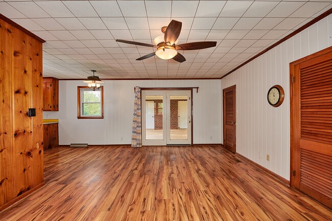 Building Photo - Coming Soon: 3BR+, 1BA House with great storage and outdoor space (Please reach out before applyi...