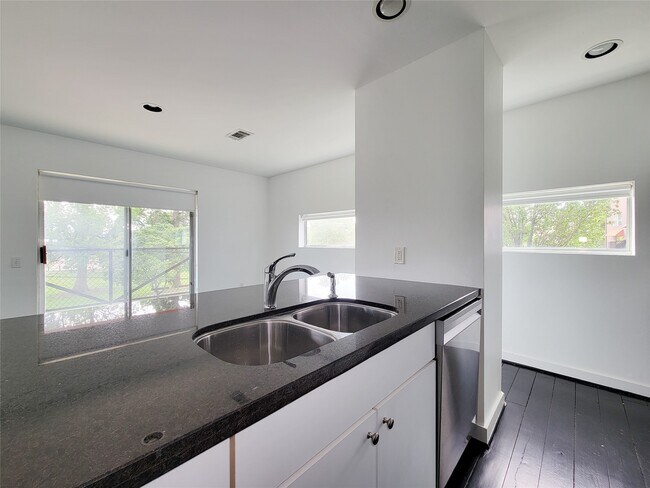 Building Photo - 2605 Calumet St