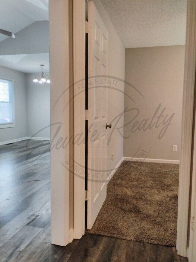 Building Photo - ON SPECIAL! Charming 3 Bedroom Ranch in Cl...