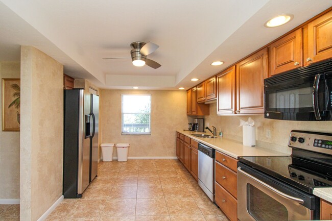 Building Photo - ** 2/2 CHARMING FURNISHED CONDO AT THE ISL...