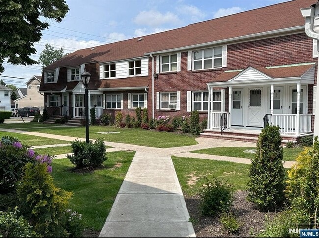 Building Photo - 2 Pleasant Ct