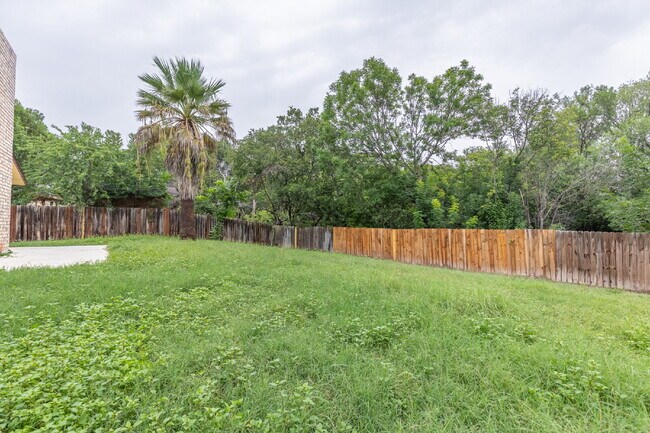 Building Photo - 5814 Pineway St