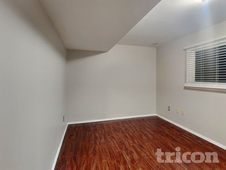 Building Photo - 6865 Buckingham Rd