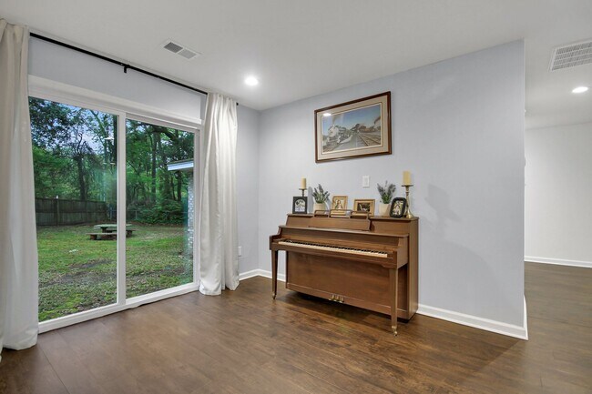 Building Photo - Beautifully Renovated West Ashley Home