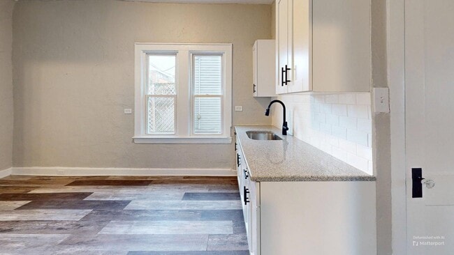 Building Photo - Edgewater Neighborhood - 3 bedroom - 2 Bat...