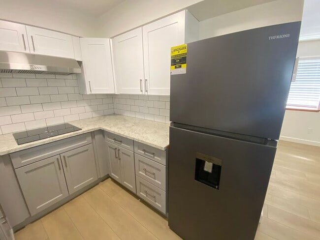 Building Photo - "TinyHouse" Apartment Downstairs - Washer/Dryer, Dishwasher, AC, Parking Space
