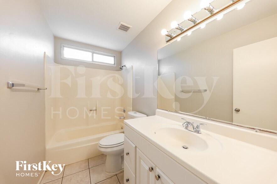 Building Photo - 14016 N 33rd Dr