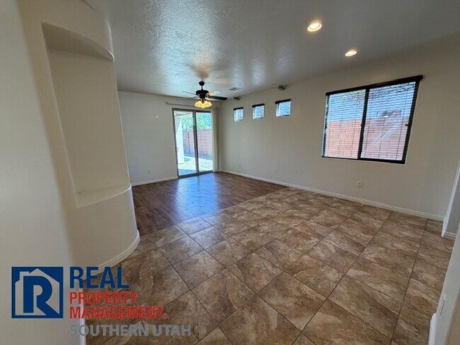 Building Photo - Beautiful Coral Canyon Home
