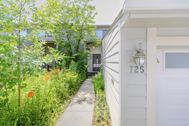 Primary Photo - 725 Peninsula Ct