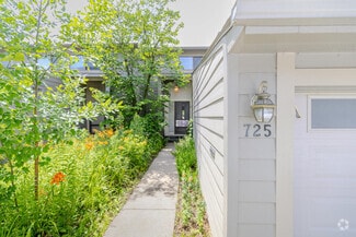 Building Photo - 725 Peninsula Ct