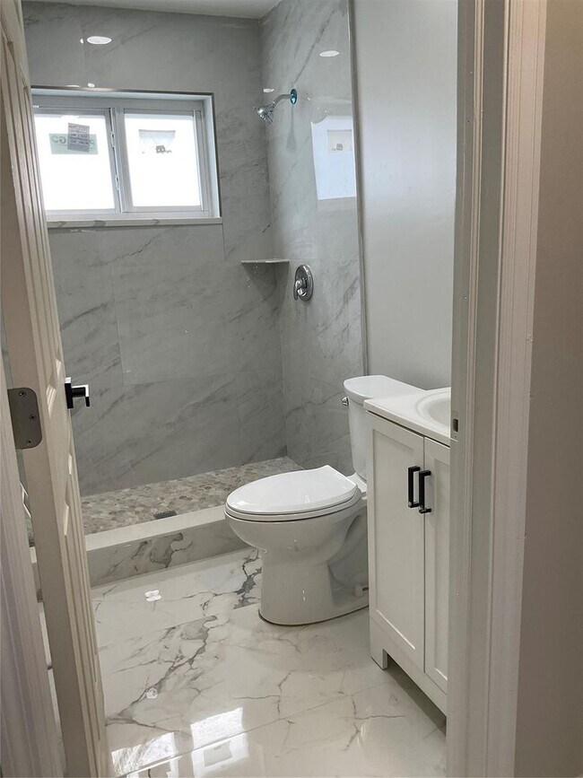 Building Photo - 642 NW 14th Way