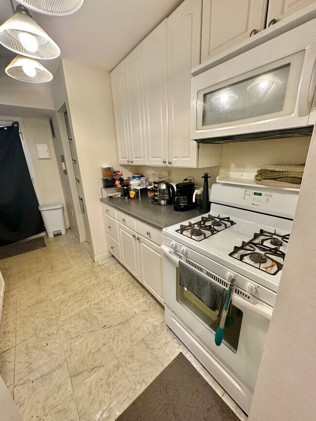 Building Photo - SAVE ALMOST $200 SPECIAL* Sail into this 2BR 1BA at the Mayflower Condominiums in Alexandria incl...