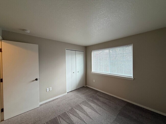 Building Photo - FREE RENT through FEBRUARY - SEE LISTING for DETAILS!  Newly Updated Two Bedroom Townhome Availab...