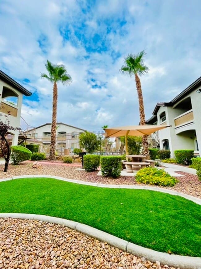 Building Photo - 2305 W Horizon Ridge Pkwy
