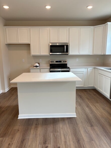 Building Photo - 2013 Lyndon Green Cir