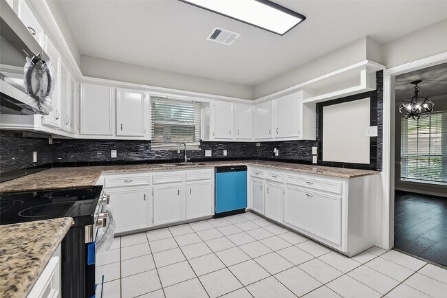Building Photo - 2402 Oak Shores Dr