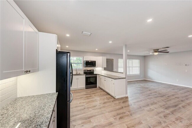 Building Photo - MOVE IN TO THIS SARASOTA HOME NOW WITH ZER...