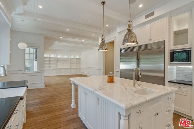Building Photo - 4135 Dixie Canyon Ave