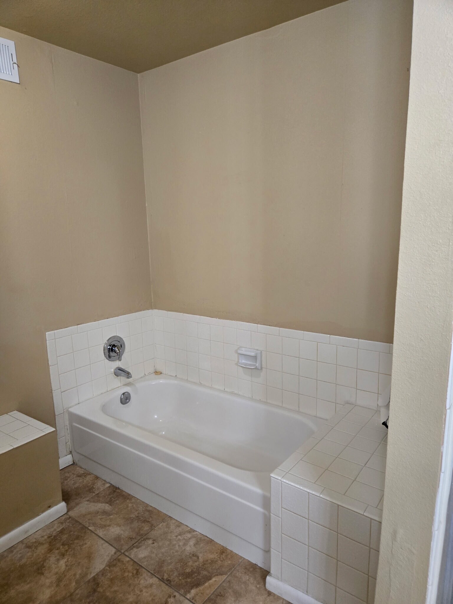 Building Photo - 4876 Rollingwood Cir