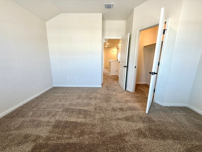 Building Photo - 10214 Lynwood Vlg