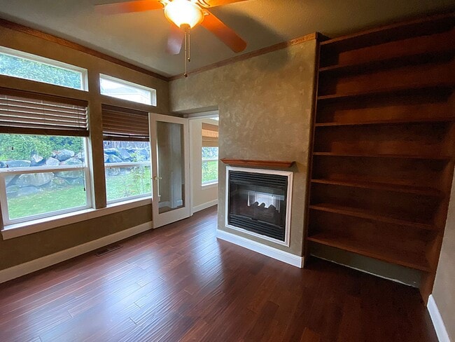 Building Photo - Great NW Home with Fenced Yard, Large Gara...