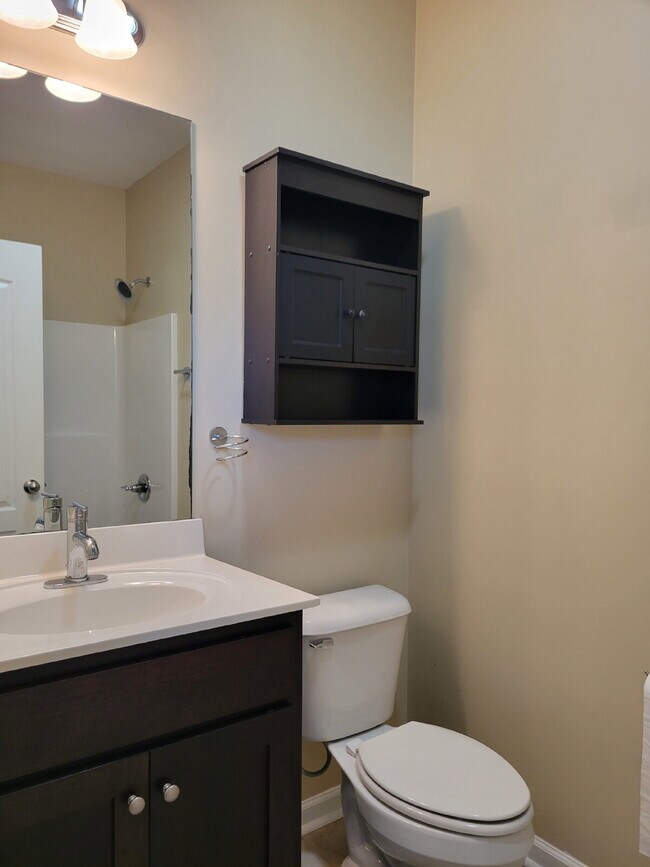 Building Photo - 2 Bed, 2 Bath Apartment with 9-Foot Ceilings in White House