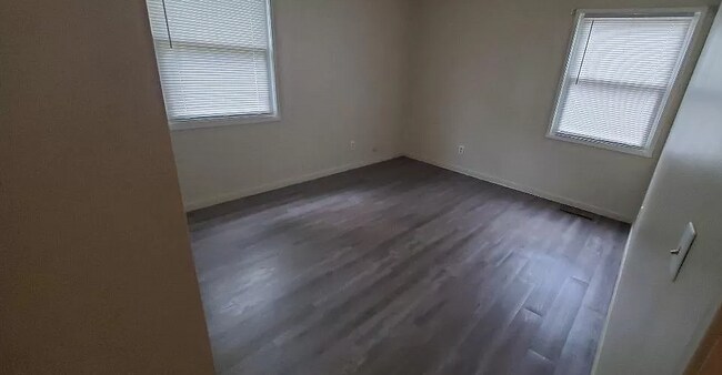 Building Photo - 1020 S Eastview Dr