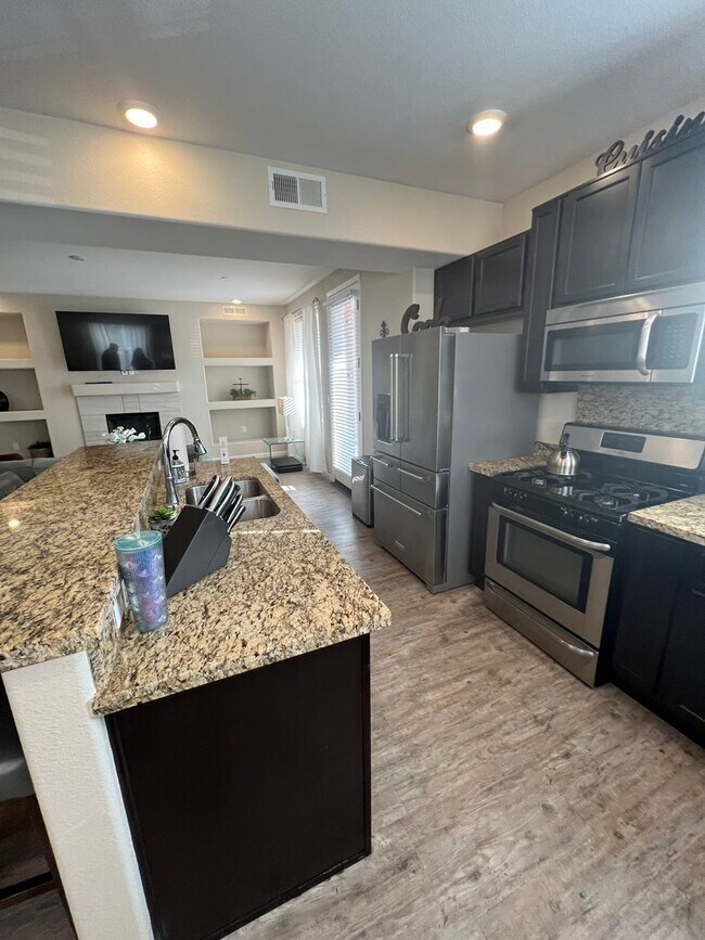 Building Photo - UNFURNISHED - GATED - NO YARD TO MAINTAIN ...