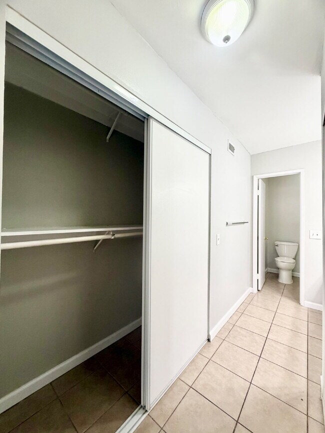 Building Photo - HIVE SUMMER MOVE-IN SPECIAL: 3 BEDROOM CONDO | COMMUNITY POOLS + WALKING TRAILS | CENTRAL LAS VEG...