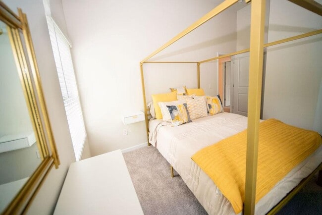 Building Photo - 585 River Gdns Dr