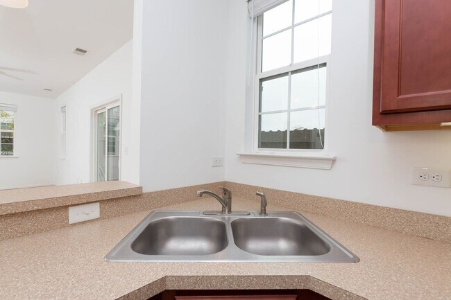 Building Photo - Spacious Condo in Spence Crossing