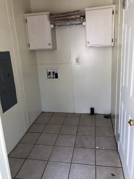 Building Photo - 230 Linda's Ln