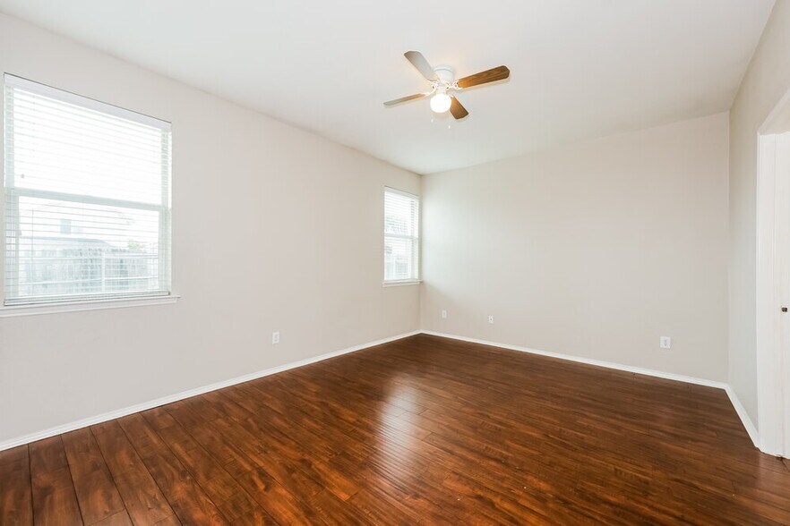 Building Photo - 10005 Blue Bell Dr