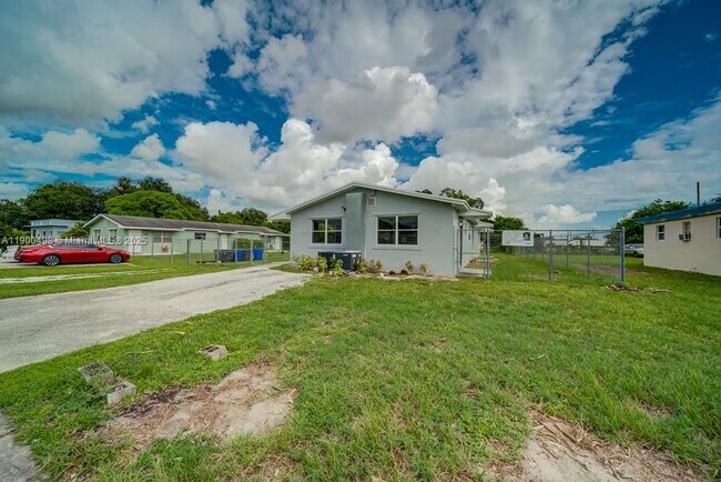 Building Photo - 5613 SW 27th St
