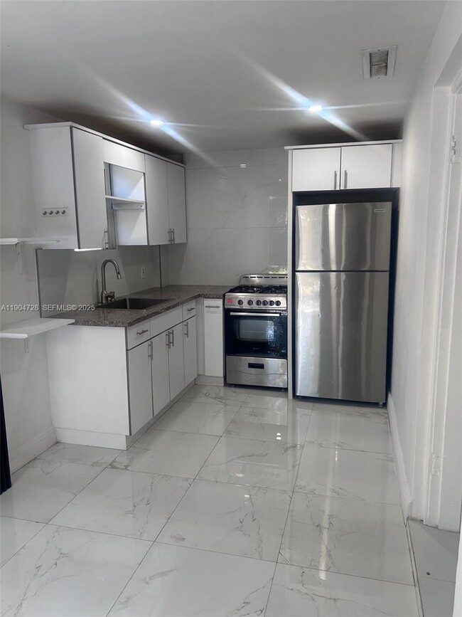 Building Photo - 1543 NE 144th St