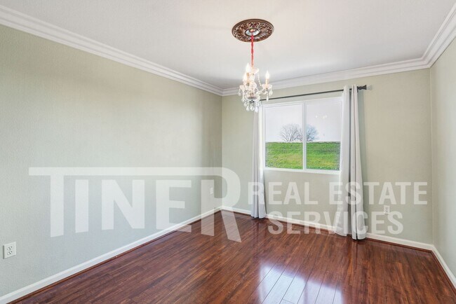 Building Photo - 3576 Hume St