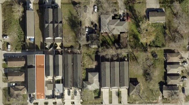 Building Photo - 207 E 38th St