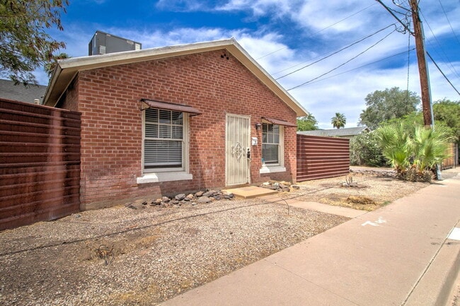 Building Photo - 1010 E Coronado Rd