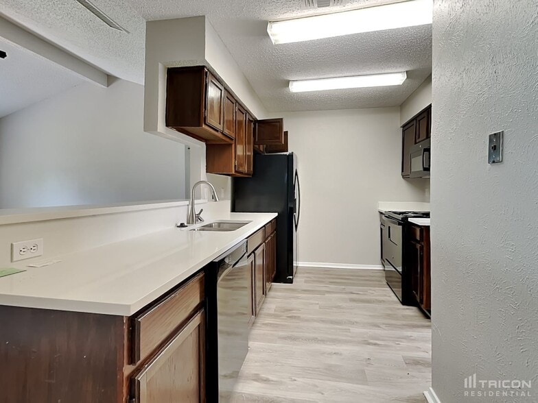 Building Photo - 1612 Chapman Dr