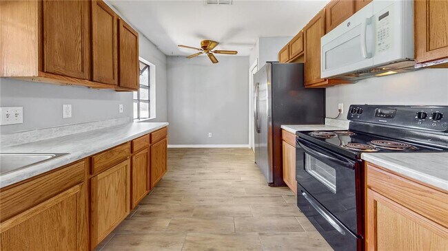 Building Photo - 305 Medina Ct