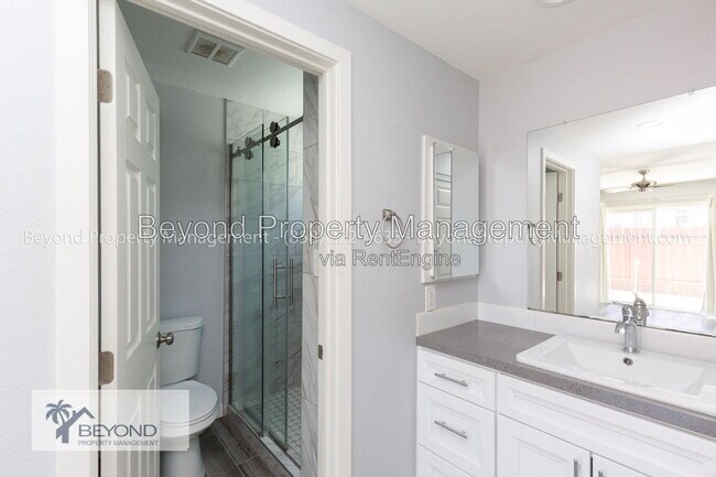 Building Photo - 5313 Vickie Dr