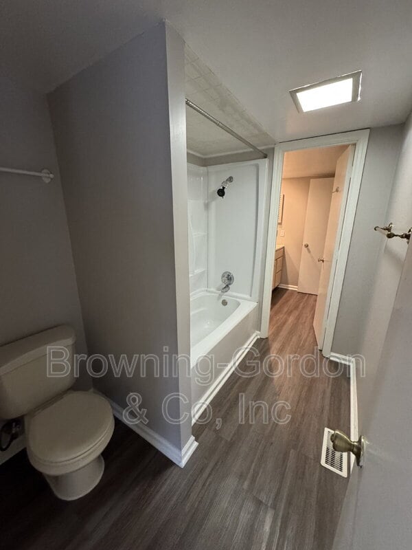 Building Photo - 5025 Hillsboro Dr