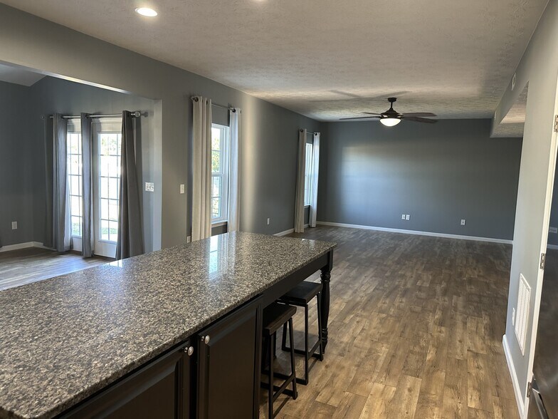 Building Photo - 425 Buckingham Pl